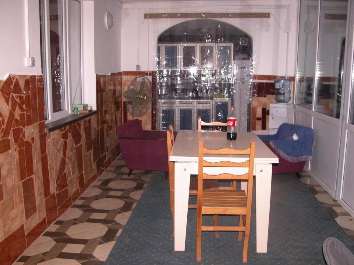 Guest House Oasis - Tvishi エクステリア 写真