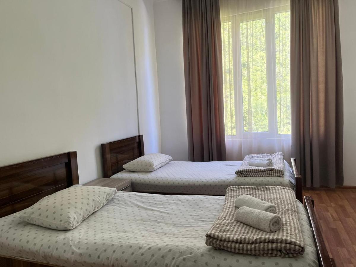 Guest House Oasis - Tvishi エクステリア 写真