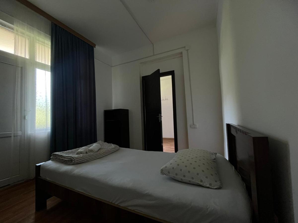 Guest House Oasis - Tvishi エクステリア 写真