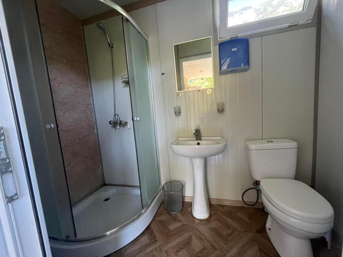 Guest House Oasis - Tvishi エクステリア 写真